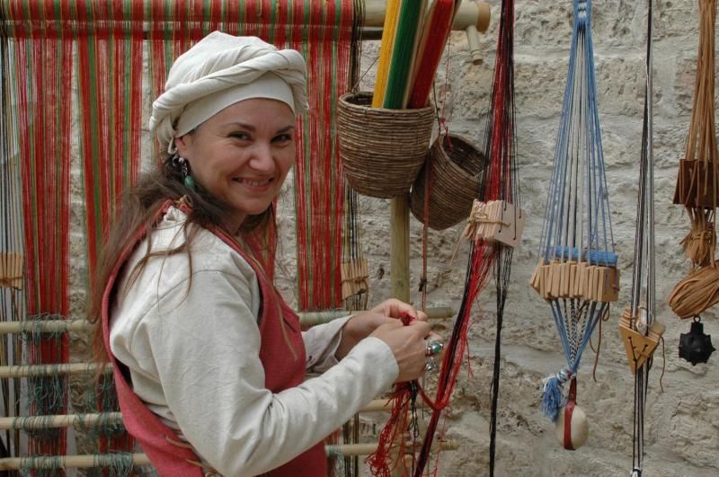 photo image prise lors d' une organisation et animation fete m�di�vale- location atelier artisanal avec d�monstration artisan, et reconstitution vieux m�tiers m�di�vaux : c�cile Arnaud tisserande et son �choppe filage, tissage et teinture v�g�tale avec m�tier � tisser m�di�val - costumi�re C�cile Arnaud - Accessoiriste Bernard Berthel pour sarl Les Voyageurs du Temps