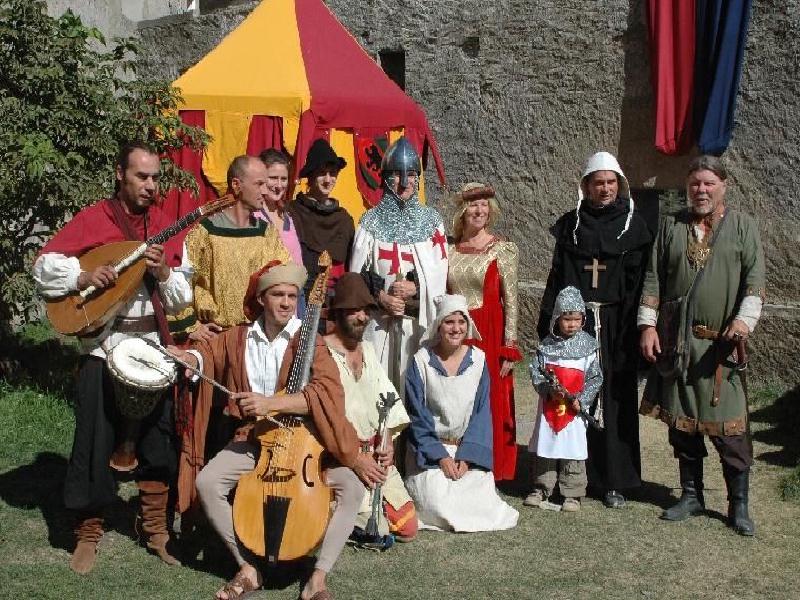 Animation f�tes m�di�vales et spectacles m�di�vaux : organisation f�te historique moyen age m�di�val sur une mise en sc�ne de Bernard BERTHEL et C�cile ARNAUD