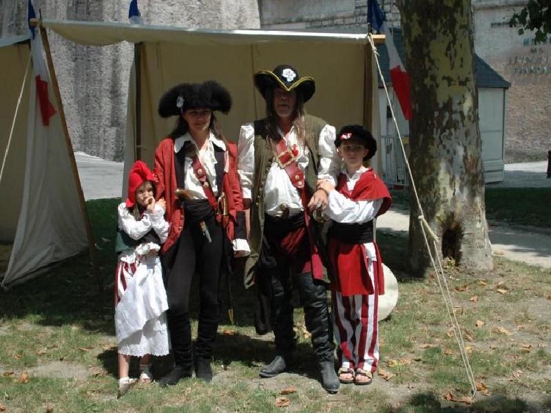 photo image d' une animation lors d' une f�te r�volution francaise � Vizille organiser avec des chouants royalistes et des r�volutionnaires - Animation r�volution r�alis�e par les voyageurs du temps avec une mise en sc�ne de Bernard BERTHEL et C�cile ARNAUD ainsi que les costumes, animations et d�cors