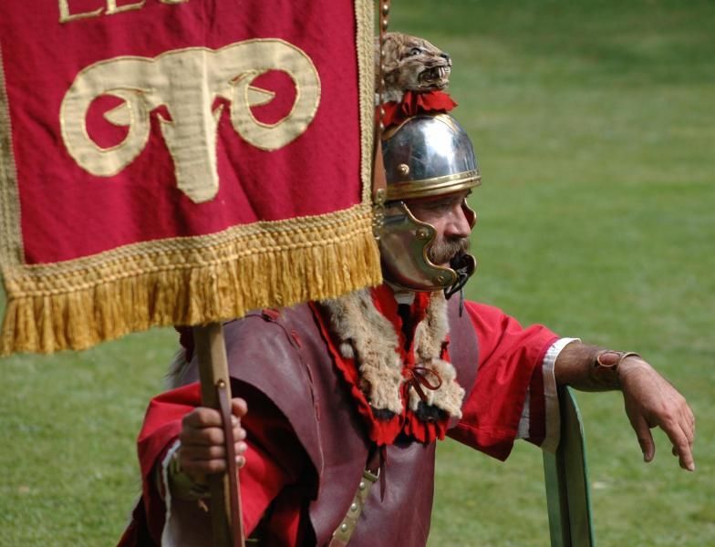 Signifer porte enseigne l�gionnaire romain de la l�gion romaine en animation f�te romaine antique organis�e par les voyageurs du temps - costume C�cile ARNAUD - D�cors et accessoires Bernard BERTHEL